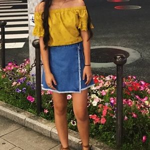 Madewell Yellow/Mustard Off the Shoulder Crop